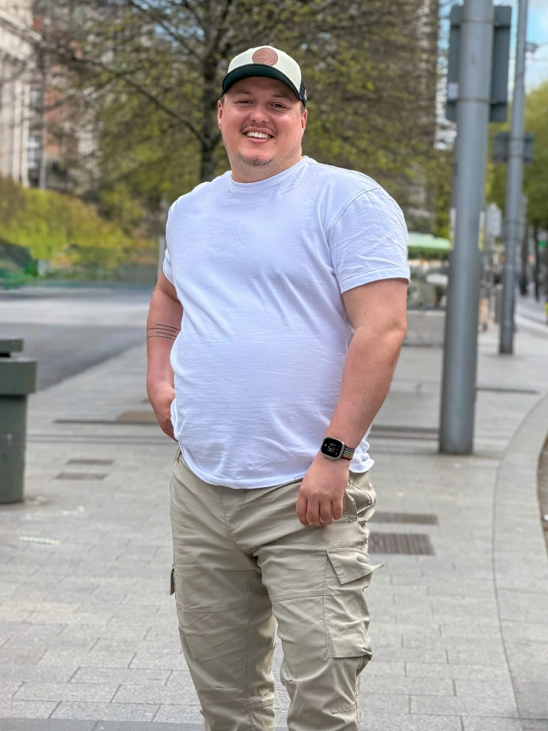 Beige Cargo Pants with a Classic White Crew-Neck Tee