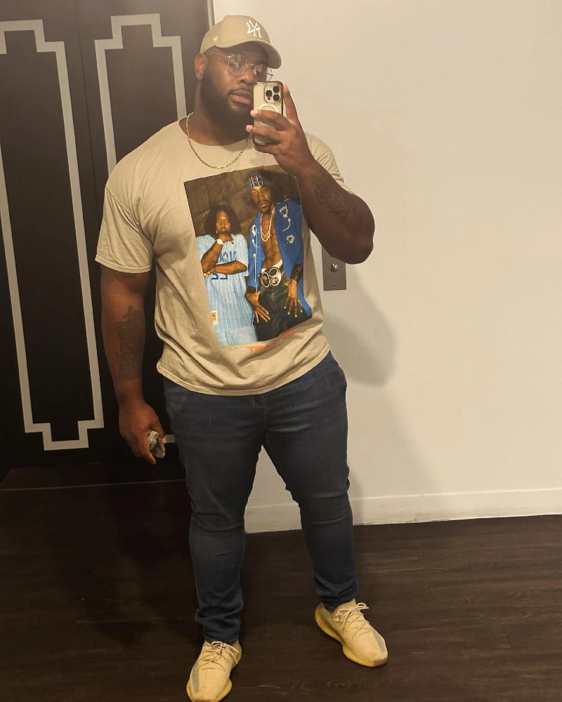 Beige Graphic T Shirt, Dark Blue Jeans and Tan Sneakers