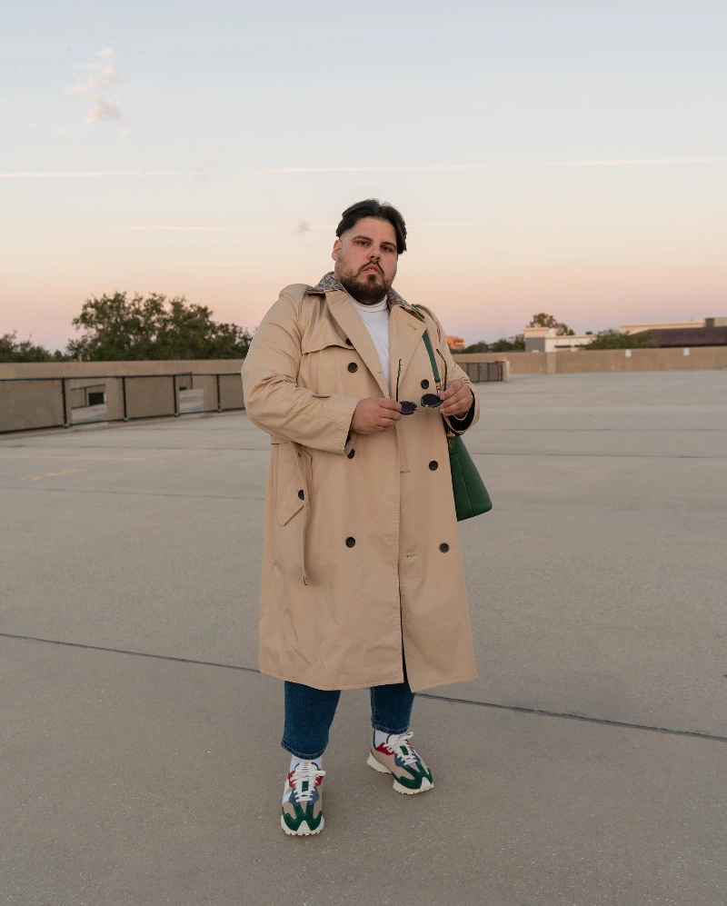  Beige Trench Coat With Cropped Jeans and Retro Sneakers