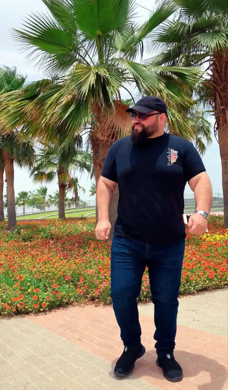 Black Graphic T-Shirt, Dark Blue Jeans, and Black Baseball Cap