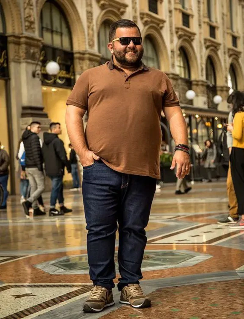Brown Polo With Dark Jeans and Casual Sneakers