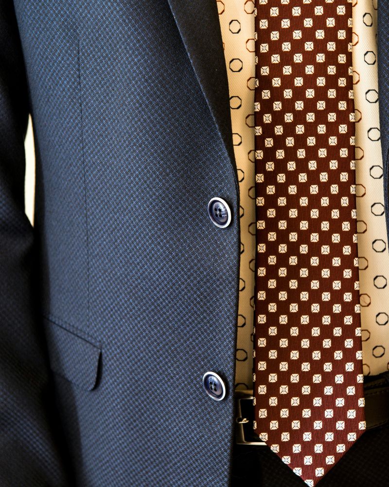 Dimple Placement and Tie Drape: The Detail That Signals Fit, Not Size