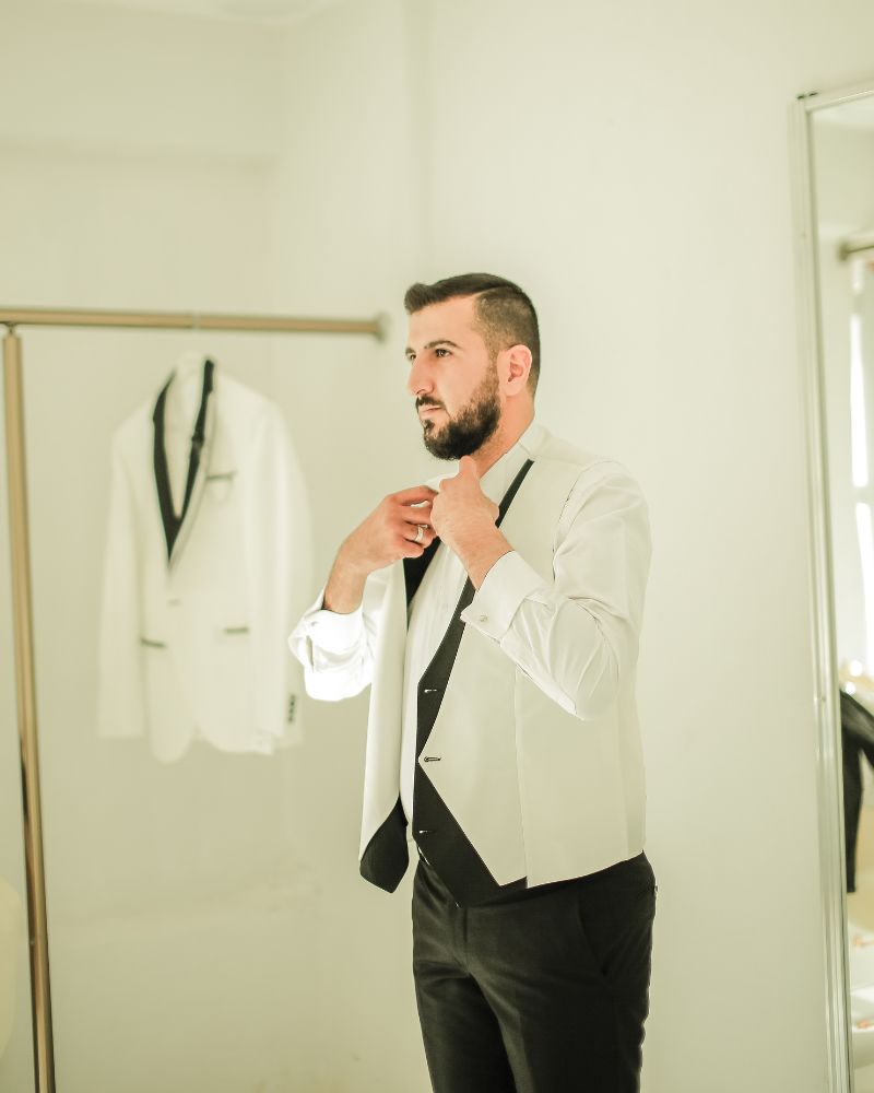 How to Coordinate With the Wedding Party When the Groom's Chosen Style Doesn't Fit Your Body