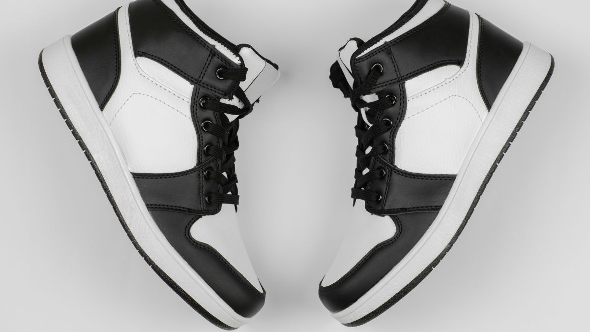 Shoes: White Leather Sneakers, Slip-On Loafers or Leather Sandals, and the Airport Rule for Bulky Footwear