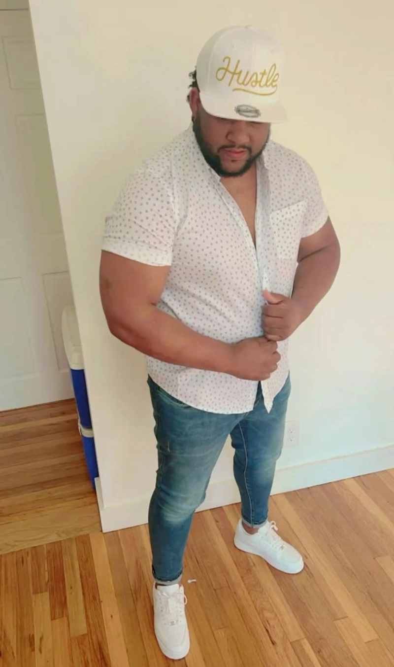 Short-Sleeve Printed Button-Down, Blue Jeans, and Graphic Baseball Cap