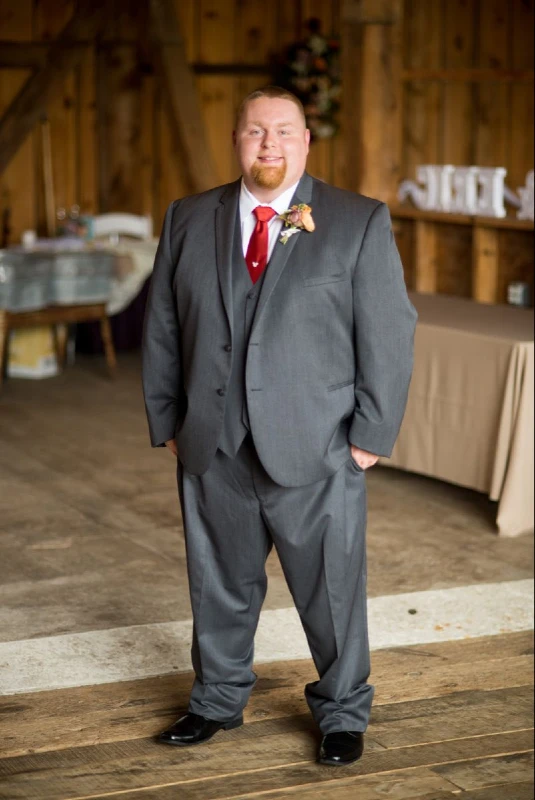 Structured Gray Suit With Red Tie