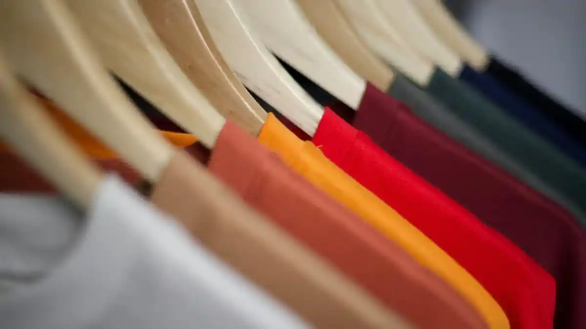The Dark Colors Are Making You Hotter (And the Slimming Logic Is Working Against You)